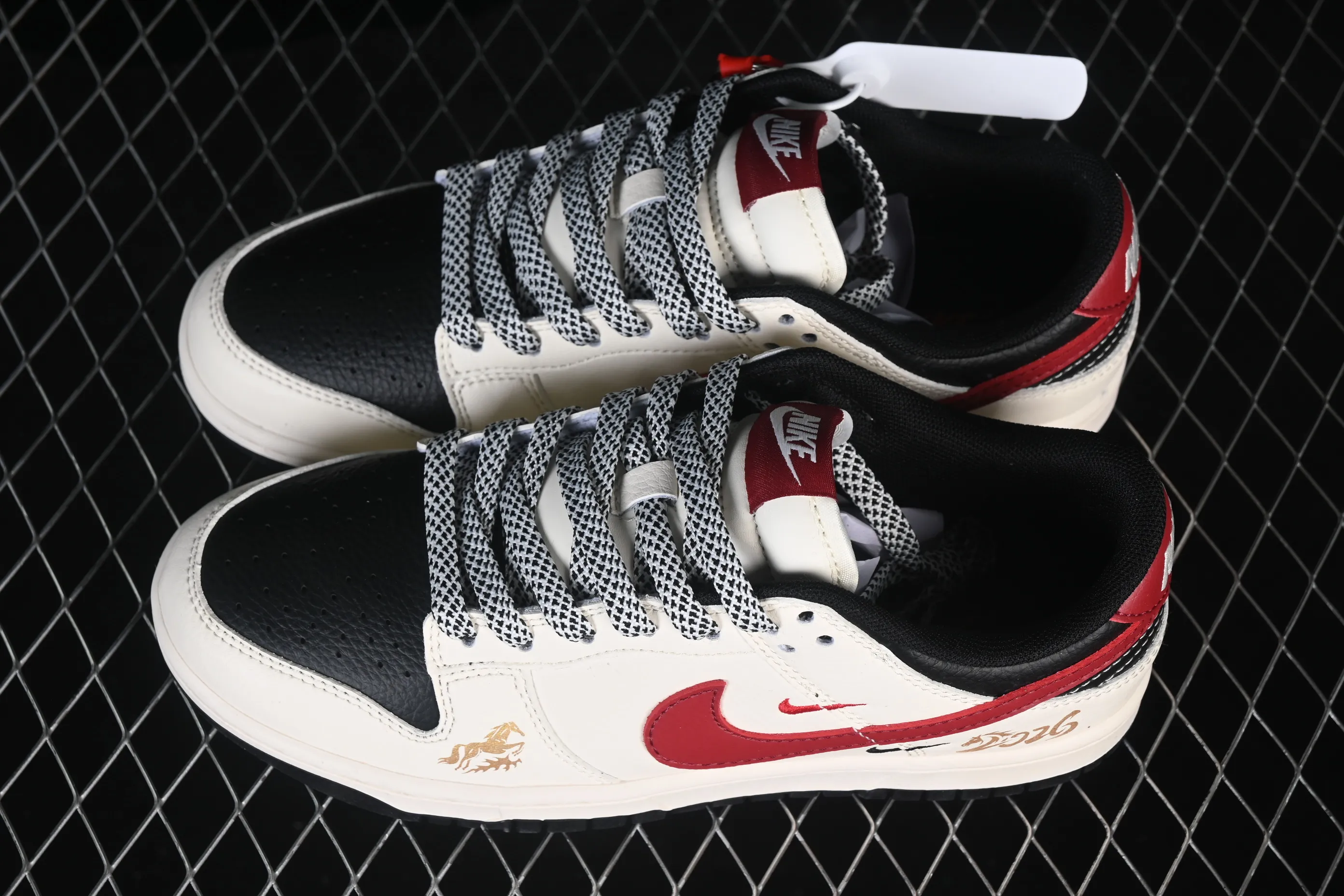 All categories Nk SB Dunk Series Nk SB Dunk Low High-end customized low-top sneakers Nike SB Dunk Low Limited to the Year of the Horse White, black and red three hooks High-end customized low-top casual skate shoes MY9969-905